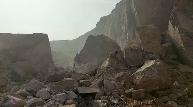 भिवानी के तोशाम खनन क्षेत्र में पहाड़ खिसकने से बड़ा हादसा, मलबे में दबे कई लोग   