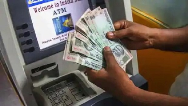 आज से ATM से पैसे निकालना हुआ महंगा, जानें आपकी जेब पर कितना बढ़ा बोझ