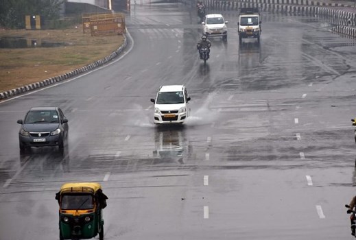 दिल्ली एनसीआर में मौसम ने बदली करवट, कई इलाकों में हुई झमाझम बारिश