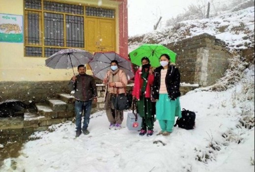 बर्फबारी में स्वास्थ्य महिला कर्मियों ने 3 किमी का पैदल सफर तय कर बच्चों को लगाई कोविड वैक्सीन