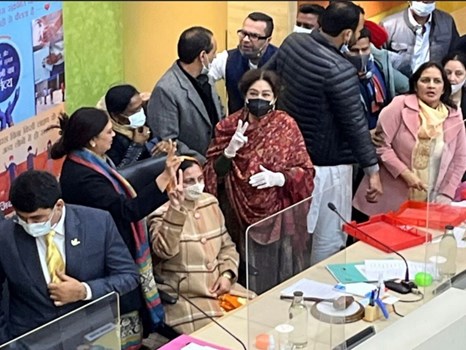 चंडीगढ़: BJP ने AAP से छीना मेयर पद,  AAP पार्षदों ने जमकर काटा हंगामा 