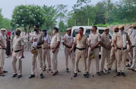 हरियाणा: कोरोना के चलते पुलिस थानों में प्रवेश पर लगी रोक, गेट पर बनाई सुनवाई डेस्क