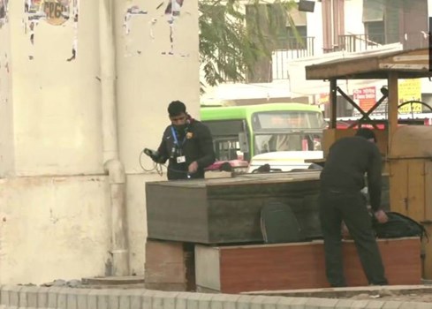 त्रिलोकपुरी मेट्रो के स्टेशन पास मिले दो संदिग्ध बैग, जांच में जुटी पुलिस, इलाके को कराया खाली