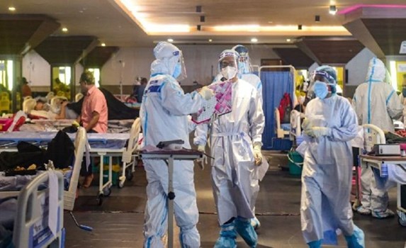 Corona Update: कोरोना के दैनिक मामलों में गिरावट, बीते 24 घंटे में दर्ज हुए 3,06,064 केस 