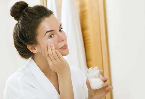 Glowing Skin tips For Winter: ठंड में रात के वक्त चेहरे पर लाएं ये चीजें, मिलेगा शानदार लुक