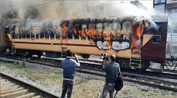 बिहार के गया रेलवे स्टेशन पर छात्रों ने ट्रेन में लगाई आग और पथराव किया