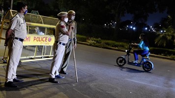 Delhi Weekend Curfew: दिल्ली में वीकेंड कर्फ्यू, ऑड-ईवन खत्म, जानें और क्या मिली छूट
