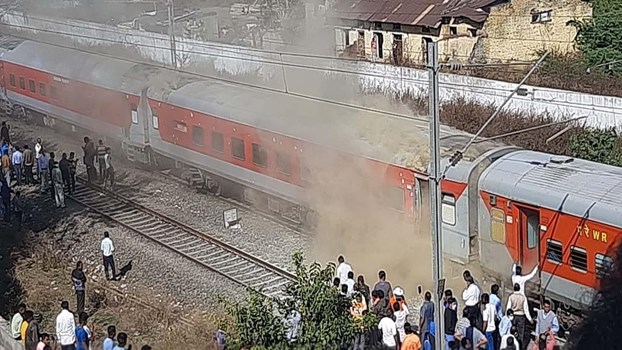 महाराष्ट्र: गांधीधाम-पुरी एक्सप्रेस की पैंट्री कार में आग लगने से हड़कंप, सभी यात्री सुरक्षित