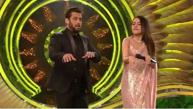 Bigg Boss 15: शहनाज गिल ने सलमान खान से साथ किया 'साड्डा कुत्ता' पर डांस, नहीं रोक पाईं आंसू