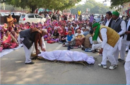 Hisar: किसानों ने तीन घंटे तक लघु सचिवालय का किया घेराव, पीएम का पुतला फूंक कर जाहिर किया रोष