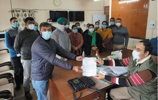 NHM कर्मचारियों ने प्रदेश सरकार को दी अनिश्चितकालीन हड़ताल की चेतावनी