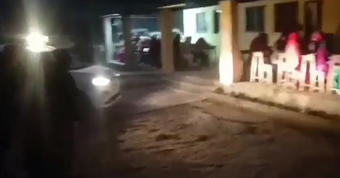 Bihar Board Exam: गाड़ियों की हेडलाइट जलाकर छात्रों ने दिया पेपर, रात 8 बजे तक चली परीक्षा