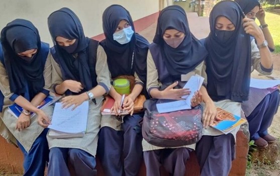 कर्नाटक में गहराया हिजाब विवाद, मुस्लिम लड़कों ने भी शुरू किया प्रदर्शन, जानें क्या है पूरा मामला