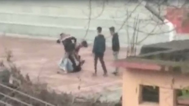 Hamirpur: स्कूल मैदान में युवकों के बीच 'दे दना दन', स्कुल प्रशासन और पुलिस ने शुरू की जांच