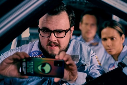 एक दिलचस्प विचार ने रोलैंड एमेरिच को साइंस-फिक्शन 'मूनफॉल' बनाने के लिए प्रेरित किया