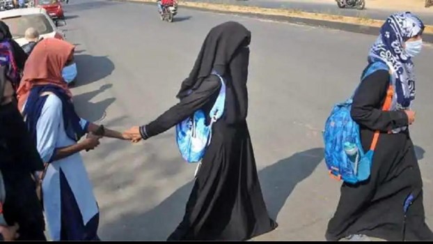 सुप्रीम कोर्ट तक पहुंचा हिजाब विवाद, HC ने धार्मिक कपड़ों पर लगाई है पाबंदी