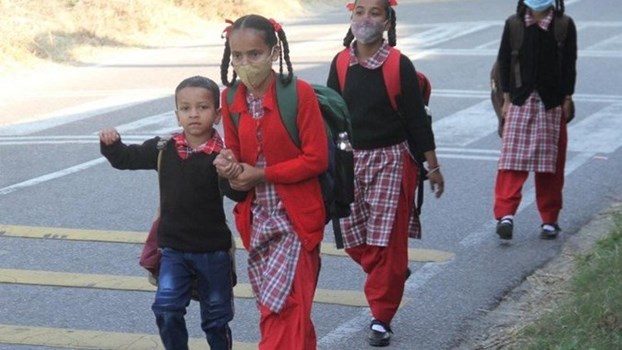 आज से स्कूलों में फिर लौटी रौनक, पहली से बारहवीं कक्षा के विद्यार्थियों की लगेंगी नियमित कक्षाएं