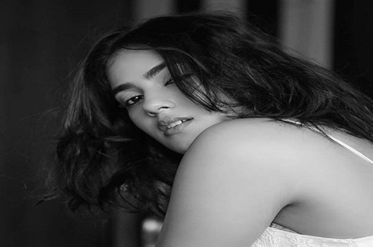 नशे की हालत में अभिनेत्री Kavya Thapar गिरफ्तार, एक्सीडेंट के बाद पुलिस से की थी बदसलूकी