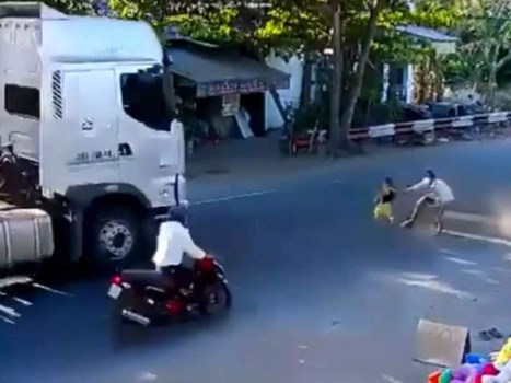 रोंगटे खड़े करने वाला वीडियो, ट्रक से बच्चे की टक्कर होने से बची