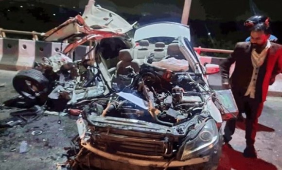 Delhi: तेज रफ्तार मर्सिडीज कार ने खोया नियंत्रण, 2 की मौत, 3 घायल