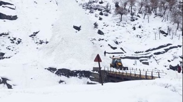 Himachal: बिलिंग नाला और उदयपुर में हिमखंड गिरने से आवाजाही बाधित
