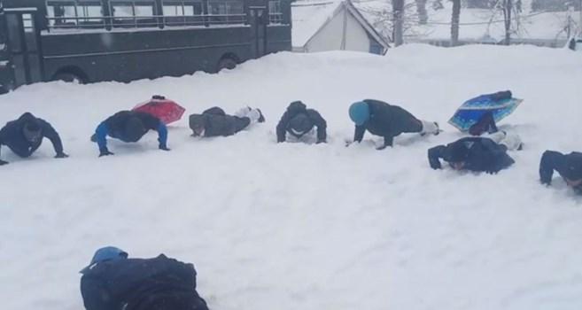 गुलमर्ग में माइनस 10 डिग्री तापमान में पुश-अप करते हुए सिक्स सिग्मा के जवान