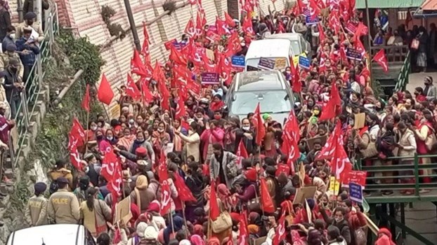 HP Budget Session:आंगनबाड़ी वर्कर्स ने मांगों को लेकर किया विधानसभा का घेराव, सड़क पर लंबा जाम