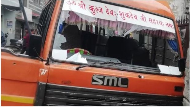 Kullu: भुंतर में अनियंत्रित होकर गेट से टकराई मिनी बस, तीन घायल