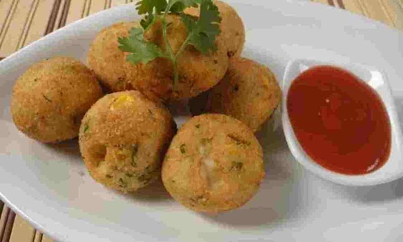 Recipe: अगर नाश्ते में कुछ चटपटा और हेल्थी है खाना, तो घर पर ही कम तेल में बनाएं सूजी बॉल्स 