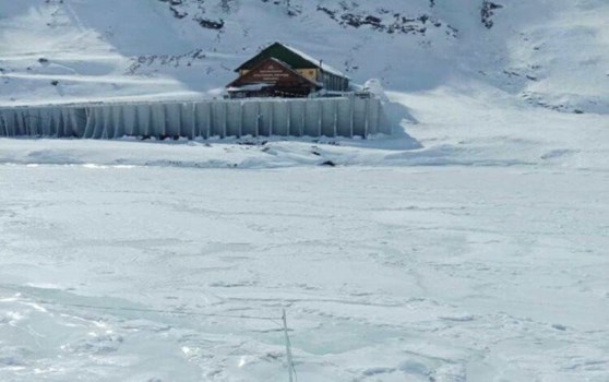 Himachal Weather : रोहतांग और ऊंची चोटियों पर बर्फबारी 