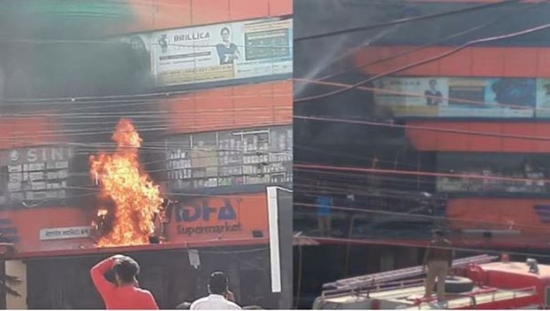 Dehradun: स्टोर में आग लगने से मचा हड़कंप, लाखों का नुकसान, सड़क पर लगा लंबा जाम