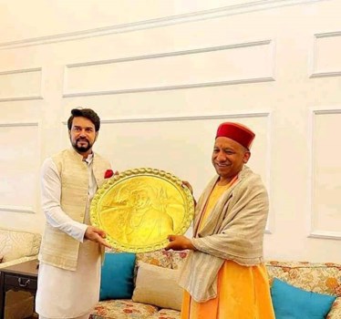 हिमाचली टोपी में नजर आए 'बाबा बुलडोजर'