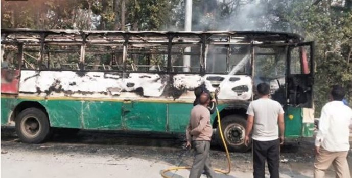 देहरादून से बरेली जा रही बस में लगी भीषण आग, चालक की समझदारी से बची 37 लोगों की जान