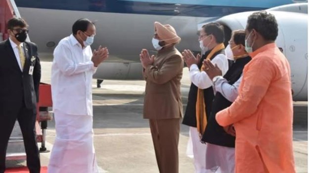 हरिद्वार: जौलीग्रांट एयरपोर्ट पहुंचे उपराष्ट्रपति, राज्यपाल और कार्यवाहक सीएम धामी ने किया स्वागत