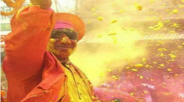 गोरखपुर: भगवान नरसिंह की शोभायात्रा में कार्यवाहक सीएम का जलवा, खुशी के रंग उड़ाते दिखे योगी