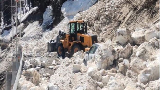 Kullu: हिमस्खलन की चपेट में आई गाड़ी, मनाली-दारचा मार्ग हुआ बंद, सभी सैलानी सुरक्षित