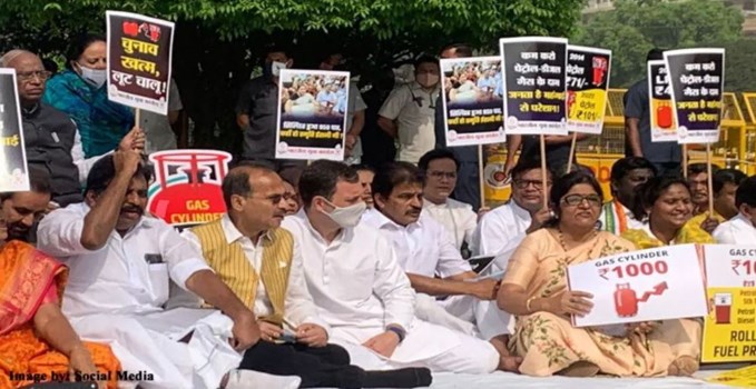 पेट्रोल-डीजल की बढ़ती कीमतों को लेकर कांग्रेस का प्रदर्शन, अधीर रंजन चौधरी ने सरकार पर कसा तंज