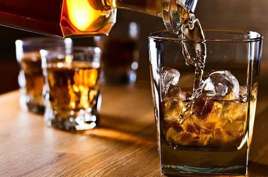 UP में शराब के शौकीनों पर पड़ी महंगाई की मार, जानिए जैब पर कितना पड़ेगा असर