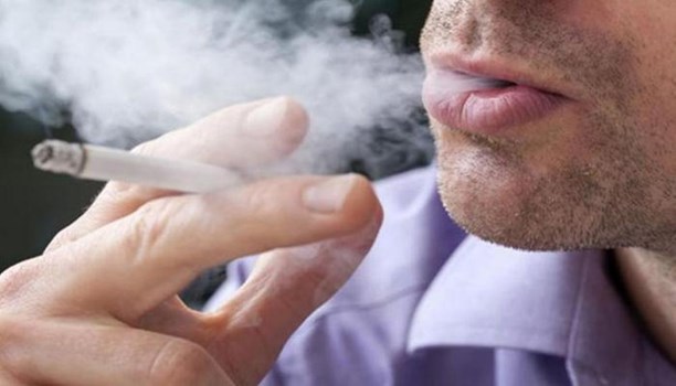स्मोकिंग करने से पड़ता है आपकी आंखों पर असर, जानें कैसे