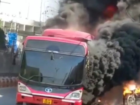 दिल्ली : महिपालपुर में DTC की एसी बस में लगी भीषण आग, देखें वीडियो