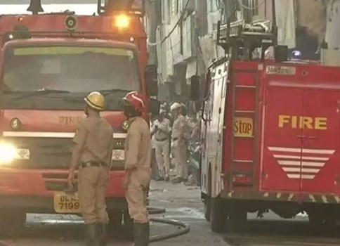 दिल्ली की आजाद मार्केट और आनंद पर्वत औद्योगिक क्षेत्र की फैक्ट्री में लगी भीषण आग, 14 लोग घायल