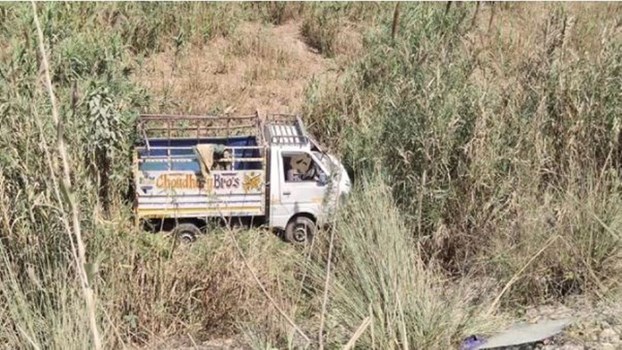 Himachal : ऊना में अनियंत्रित होकर पलटी गाड़ी, एक श्रद्धालु की मौत, 15 लोग घायल