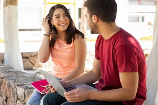 अपने क्रश को करना चाहती हैं अट्रैक्ट तो फॉलो करें ये टिप्स