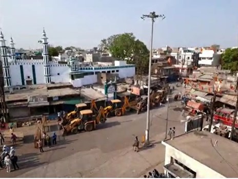 खरगोन: 'पीएम आवास योजना' के तहत बना मकान भी हुआ ध्वस्त, अब तक 16 घर और 29 दुकानों पर चला बुलडोजर