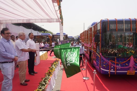 CM केजरीवाल की दिल्ली को सौगात, 80 नई AC लो फ्लोर बसों को हरी झंडी 