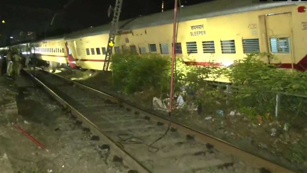 Maharashtra: माटुंगा रेलवे स्टेशन के पास बड़ा हादसा, पटरी से उतरे पुडुचेरी एक्सप्रेस के 3 डिब्बे