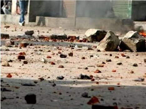 Haridwar: झुग्गी-झोपड़ी में रहने वालों युवकों ने यात्रियों पर बरसाए पत्थर, तोड़े कार के शीशे