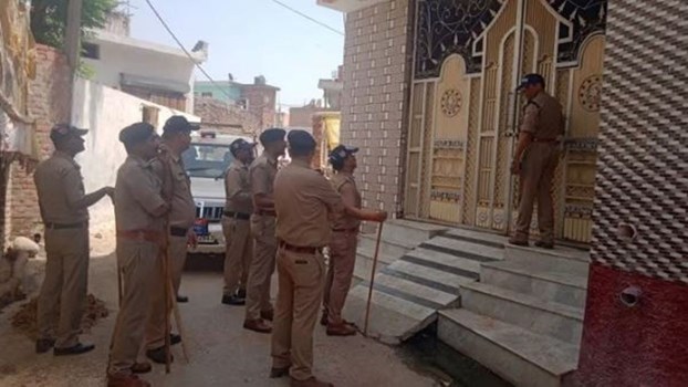 जलालपुर: हनुमान जयंती पर हुई हिंसा के बाद दहशत का माहौल, स्कूलों पर लगे ताले