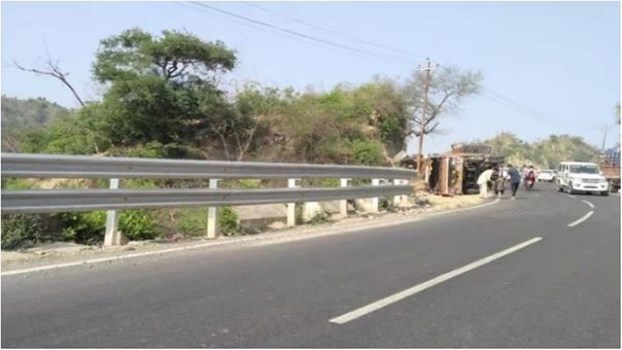 ऊना में दो भीषण सड़क हादसे: कार की टक्कर से मासूम की मौत, ट्रक पलटने से 12 लोग घायल