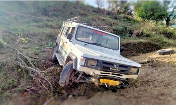 मंडी: अनियंत्रित होकर सड़क से खेतों में गिरी जीप, निजी स्कूल के छह विद्यार्थी घायल